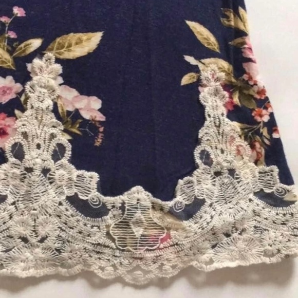 Floral top - Picture 2 of 3